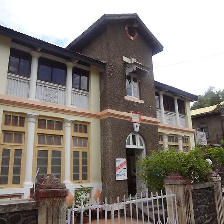 Hotel Rajmandir Пуна Экстерьер фото
