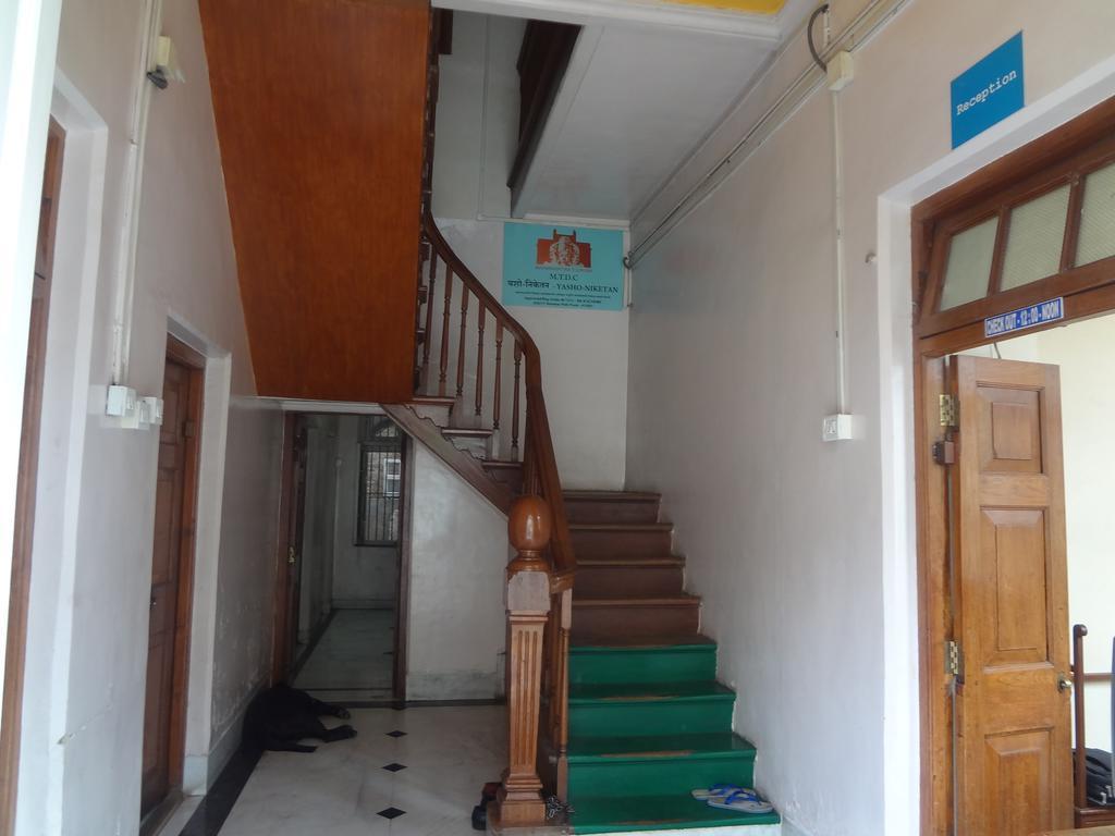 Hotel Rajmandir Пуна Экстерьер фото
